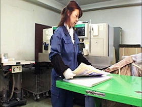 働く熟年おばさん職場で我慢できずに若いチ○ポを貪りまくる! サンプル動画サムネイル